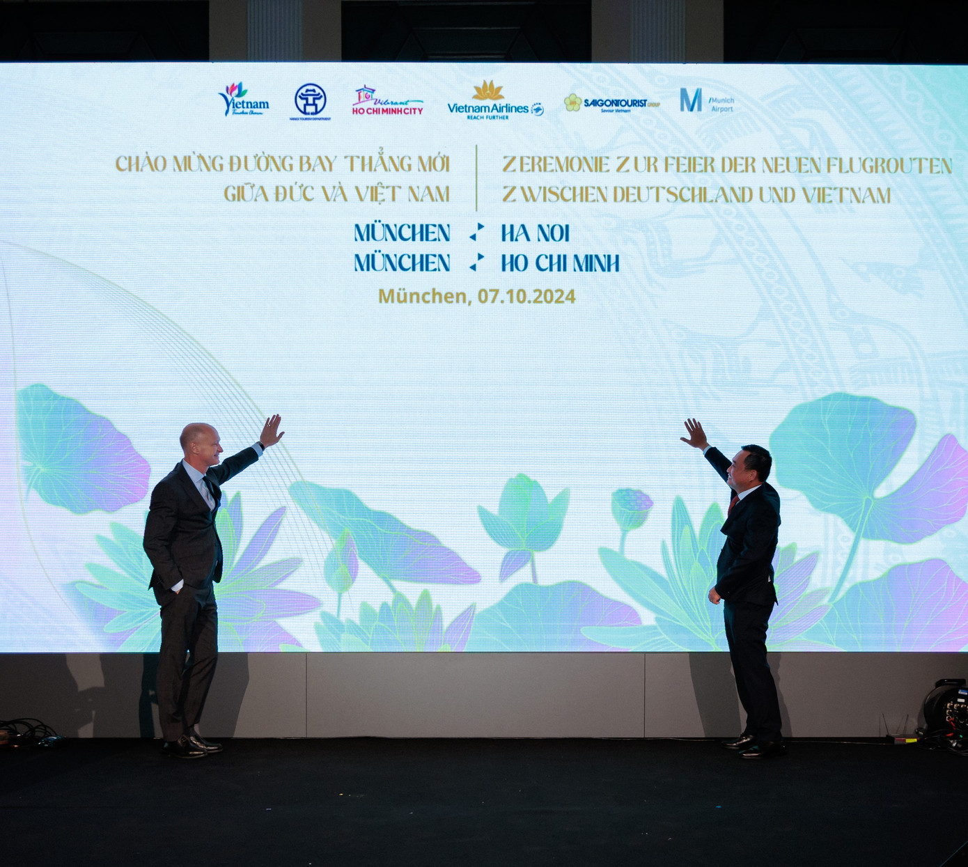 Ông Lê Đức Cảnh - Phó Tổng Giám đốc Vietnam Airlines và ông Herr Jost Lammers - Chủ tịch Sân bay Munich - thực hiện nghi thức chào mừng đường bay mới giữa Việt Nam - Đức. Ảnh: VNA.