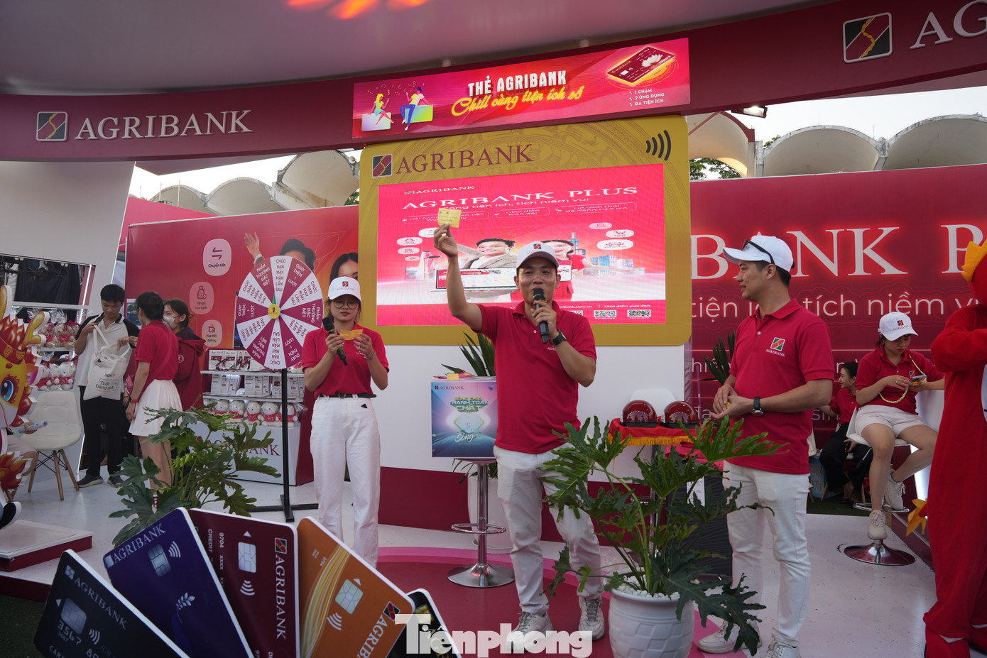 Trong sáng đầu tiên gian hàng đã đón hàng trăm bạn sinh viên check in tại gian hàng, tham gia minigame, trải nghiệm sản phẩm dịch vụ Agribank và nhận được những phần quà xinh xắn như móc khoá, gấu bông, túi vải bảo vệ môi trường, áo mưa,... Bên cạnh đó, vào 11h và 16h khách hàng sẽ cùng Agribank tham gia chương trình rút thăm trúng thưởng với những món quà giá trị vali du lịch, mũ bảo hiểm, bình giữ nhiệt.