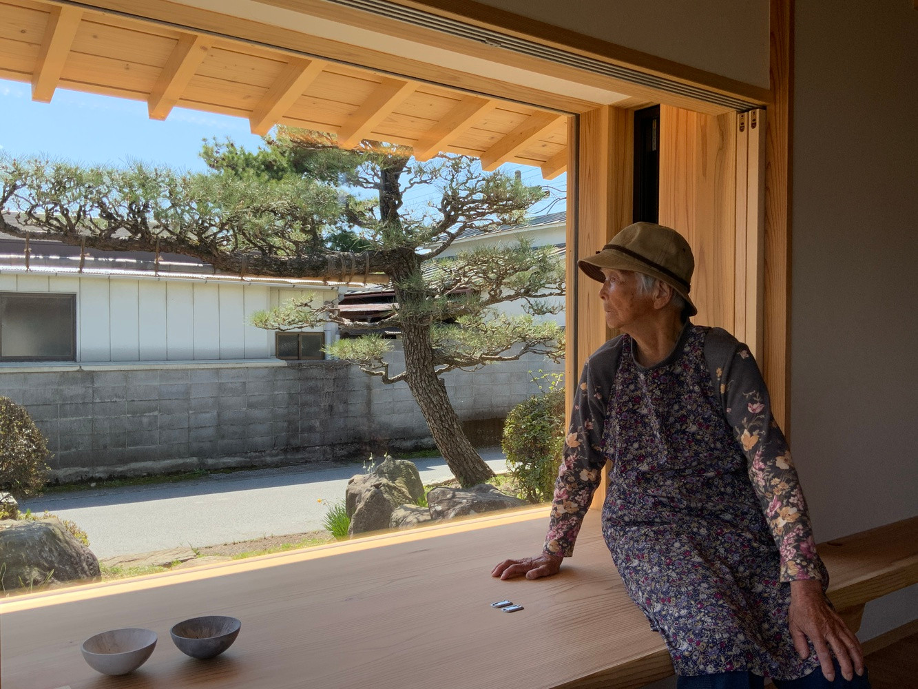 Các cửa sổ lớn của ngôi nhà đều có tầm nhìn hướng về vườn nho.