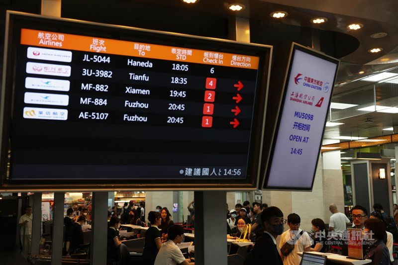 Ít nhất 506 chuyến bay nội địa và quốc tế đến Đài Loan (Trung Quốc) đã bị hủy. Ảnh: CNA