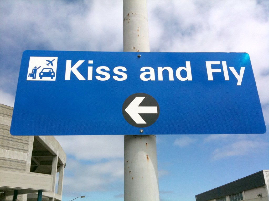 Nhiều sân bay trên thế giới đã thiết lập khu vực &quot;Kiss and Fly&quot; (hôn và bay), dành riêng cho khách đến tiễn người thân và không cần xuống xe. Ảnh: FL.