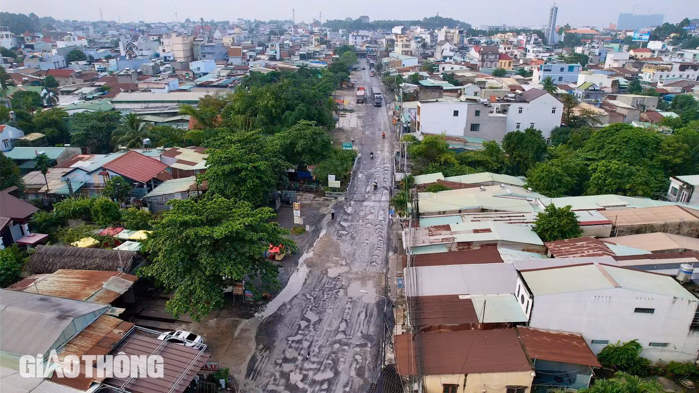 Giữa tháng 10, PV Báo Giao thông có mặt tại đường Nhà máy nước Thiện Tân. Đây là tuyến đường dài hơn 6km, có điểm đầu giao với QL1A đoạn ngã ba Phát Triển qua thành phố Biên Hòa. Còn điểm cuối giao với đường tỉnh 768 để băng qua cầu Thủ Biên đi các tỉnh Bình Dương, Bình Phước...