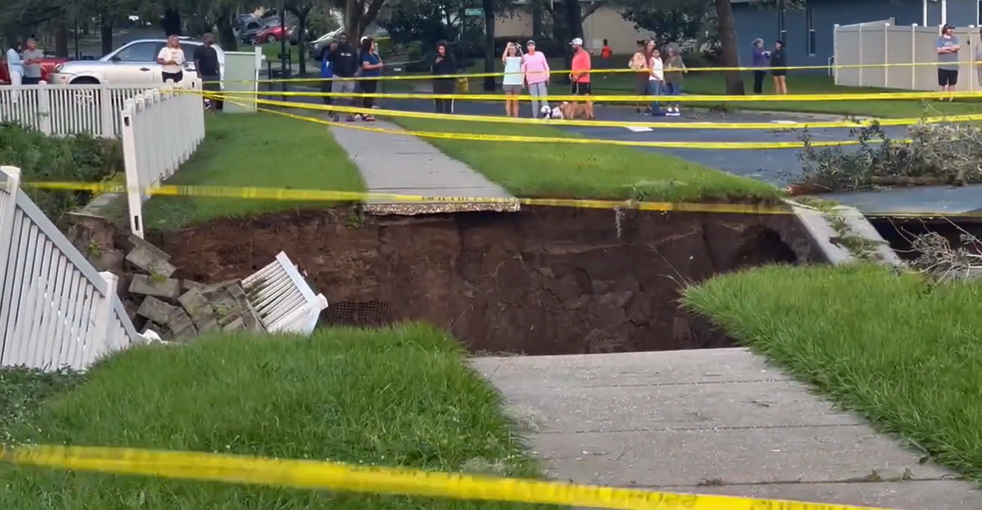 Một hố sụt lớn xuất hiện ngay trên đường phố của quận Hillsborough, bang Florida sau siêu bão.