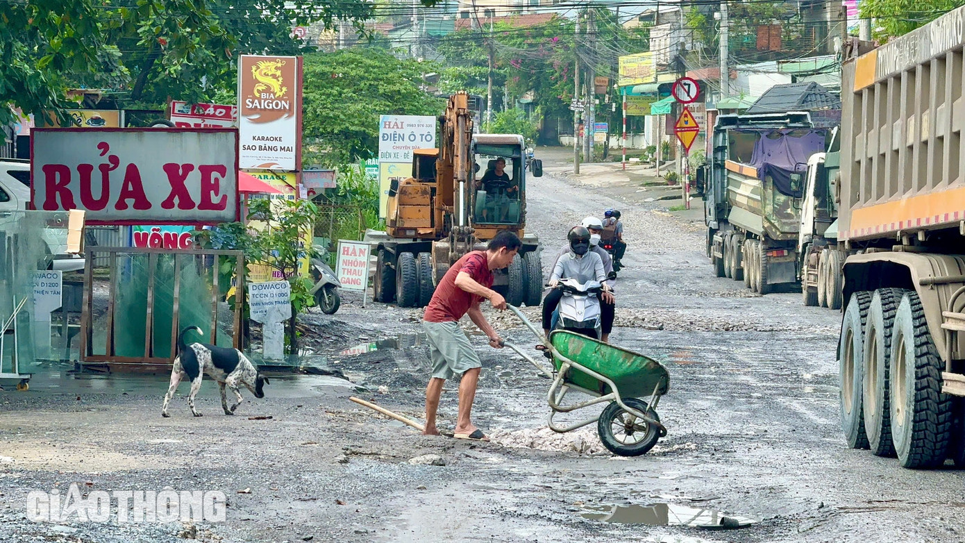 "Con đường này lồi lõm, bong tróc hết lớp nhựa, lộ ra đá to bên dưới, nhiều đoạn gồ ghề, ổ voi đọng nước khiến ai đi qua cũng phải rón rén, lo sợ, rất dễ xảy ra tai nạn. Nhiều người dân phải tự đổ đá ra các vũng lồi lõm trước cửa để đi lại dễ hơn,” ông Nguyễn Nam, người dân phường Tân Biên (Biên Hòa) chia sẻ.