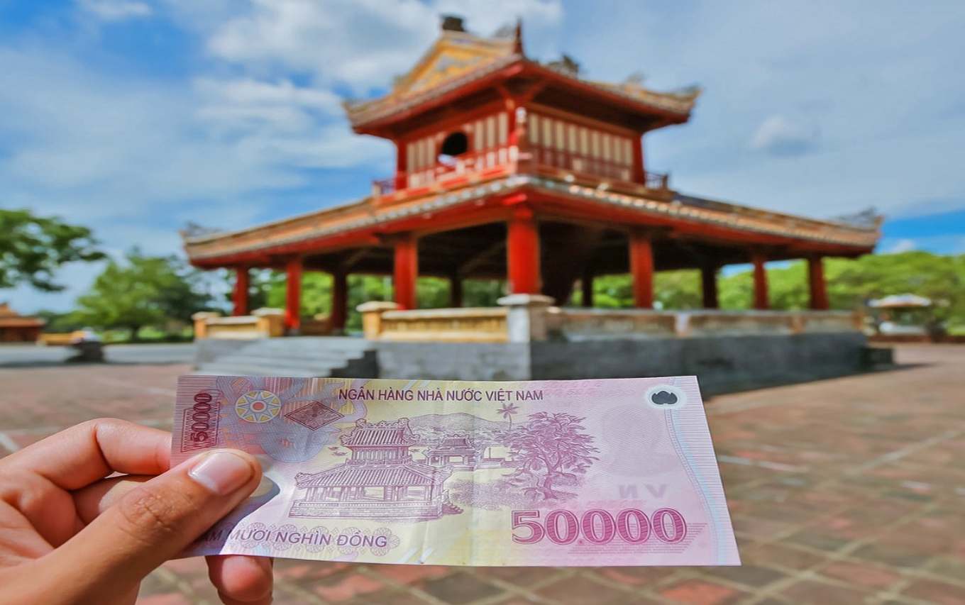 Nghênh Lương Đình bên bờ sông Hương dùng làm nơi nghỉ chân của nhà vua trước khi đi xuống bến sông để lên thuyền rồng hoặc làm nơi hóng mát. Phu Văn Lâu được xây dựng dưới thời vua Gia Long dùng làm nơi niêm yết những chỉ dụ quan trọng của nhà vua và triều đình, hoặc kết quả các kỳ thi do triều đình tổ chức. Nghênh Lương Đình bên bờ sông Hương dùng làm nơi nghỉ chân của nhà vua trước khi đi xuống bến sông để lên thuyền rồng hoặc làm nơi hóng mát. Phu Văn Lâu được xây dựng dưới thời vua Gia Long dùng làm nơi niêm yết những chỉ dụ quan trọng của nhà vua và triều đình, hoặc kết quả các kỳ thi do triều đình tổ chức.