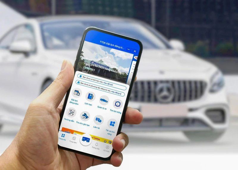 Xuất hiện nhóm đối tượng gọi điện, hướng dẫn chủ xe truy cập vào một đường link giả mạo Cục Đăng kiểm Việt Nam để lừa đảo. Ảnh: Thu Hương.