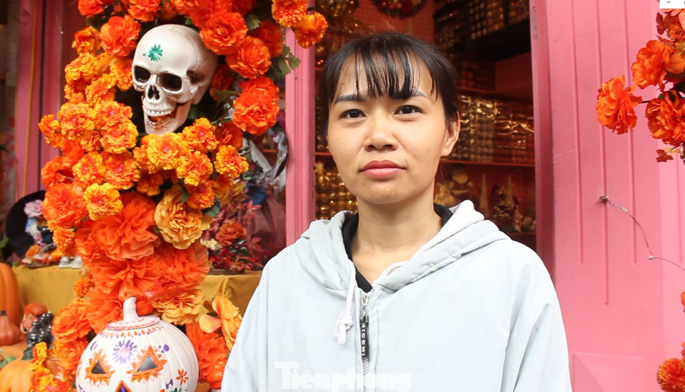Chị Thư Hoa (phố Hàng Mã) cũng cho biết, lượng công ty, doanh nghiệp đặt hàng và thuê trang trí halloween cũng không được nhiều, do ảnh hưởng của bão lũ và kinh tế khó khăn.