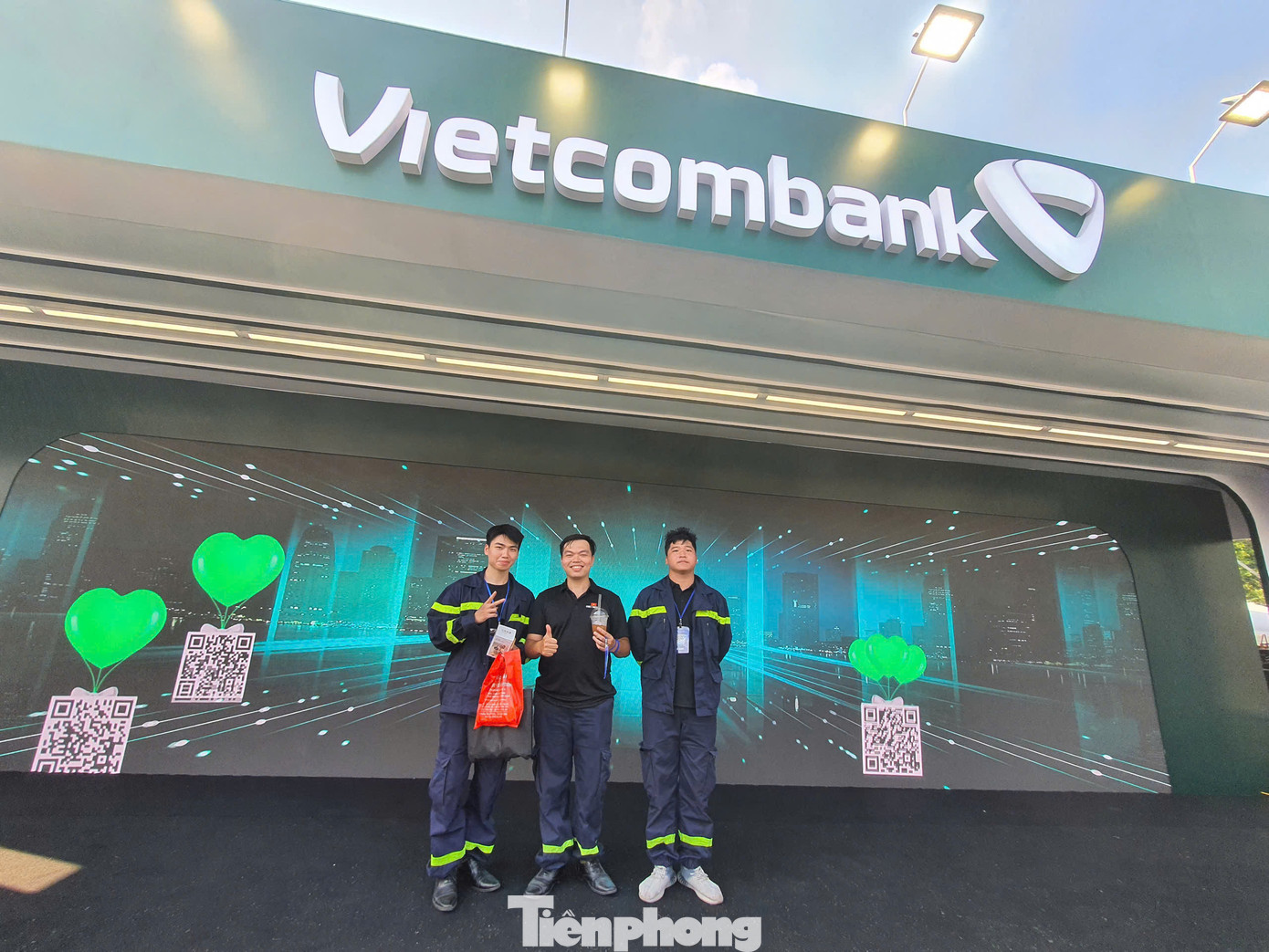 Trao đổi với PV Tiền Phong tại gian hàng của Vietcombank, thượng úy Phùng Việt Anh (người giữa), cán bộ đội Cảnh sát PCCC &amp; CNCH quận Hai Bà Trưng cho biết, đây là lần thứ 2 anh tham gia bảo vệ sự kiện Ngày Thẻ Việt Nam – Sóng Festival.