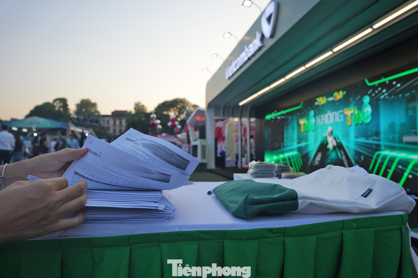 Đặc biệt, năm nay Vietcombank cung cấp các Voucher đồng giá 20.000 VNĐ cho mỗi vé xem phim, phiếu giảm giá 50.000 VNĐ tại VnShop, phiếu giảm giá 100.000 VNĐ tại Canifa, hàng ngàn phiếu giảm giá mua hàng đến từ Urbox.