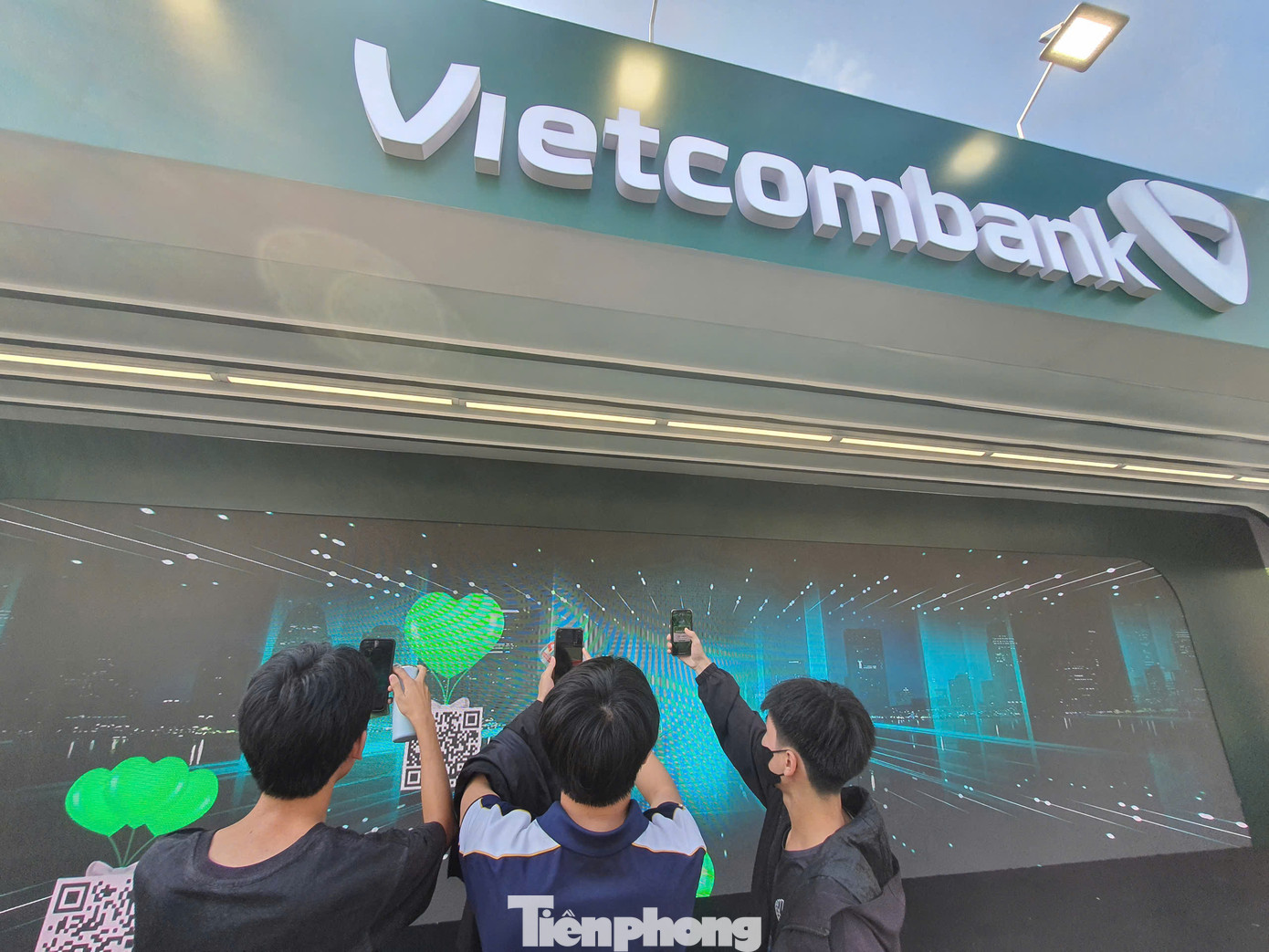 Đối với những khách hàng đã có tài khoản của Viecombank, chỉ cần chơi trò chơi quét mã QR trên màn hình động, để nhận Voucher Vnpay, Ebook.