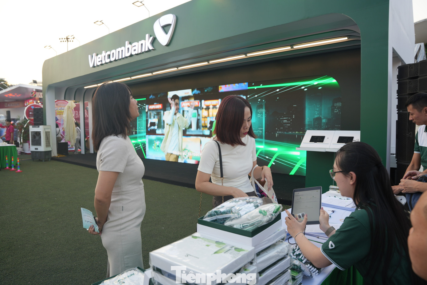 Đặc biệt, năm nay Vietcombank cung cấp các Voucher đồng giá 20.000 VNĐ cho mỗi vé xem phim, phiếu giảm giá 50.000 VNĐ tại VnShop, phiếu giảm giá 100.000 VNĐ tại Canifa, hàng ngàn phiếu giảm giá mua hàng đến từ Urbox.