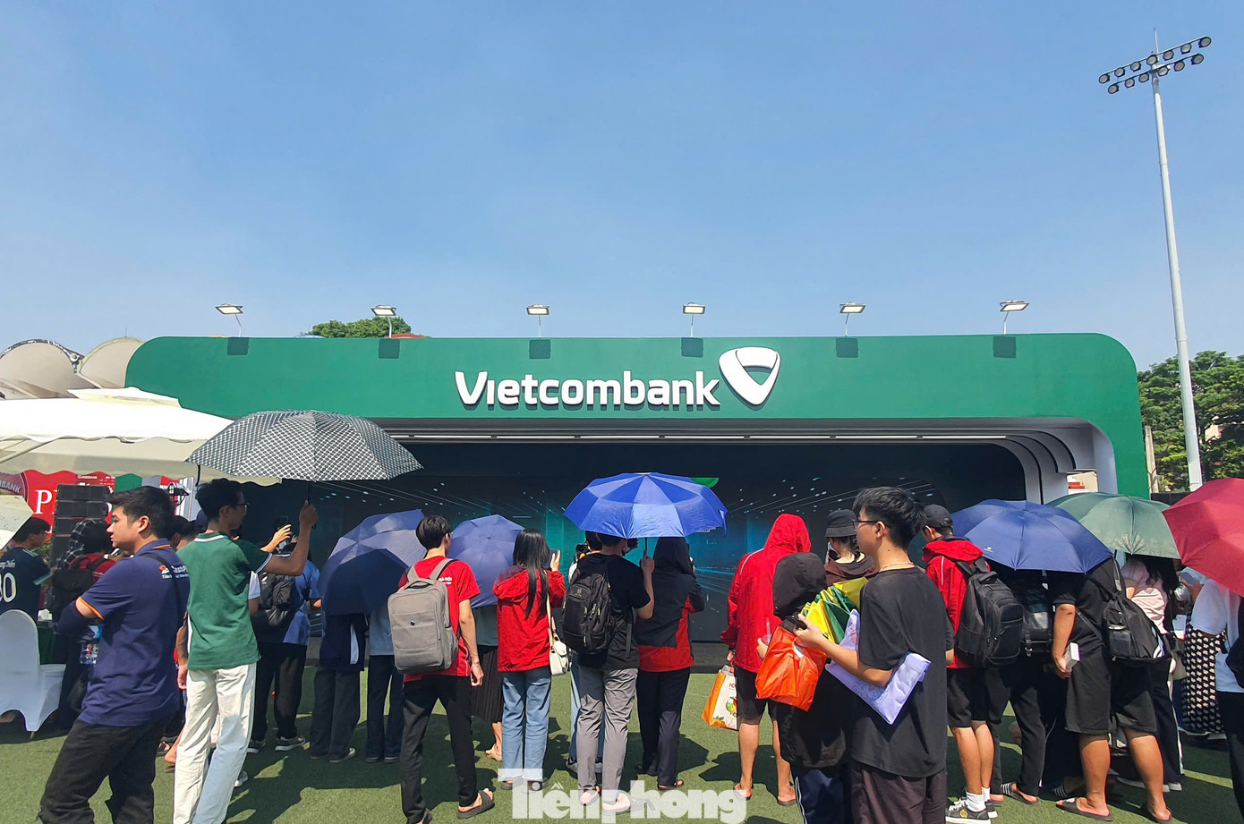 Tại gian hàng của Vietcombank ở Ngày Thẻ Việt Nam 2024 – Sóng Festival, khách hàng có thể mở tài khoản và đăng ký dịch vụ Digibank, để được nhận các phần quà hấp dẫn như sổ nhớ, áo,..