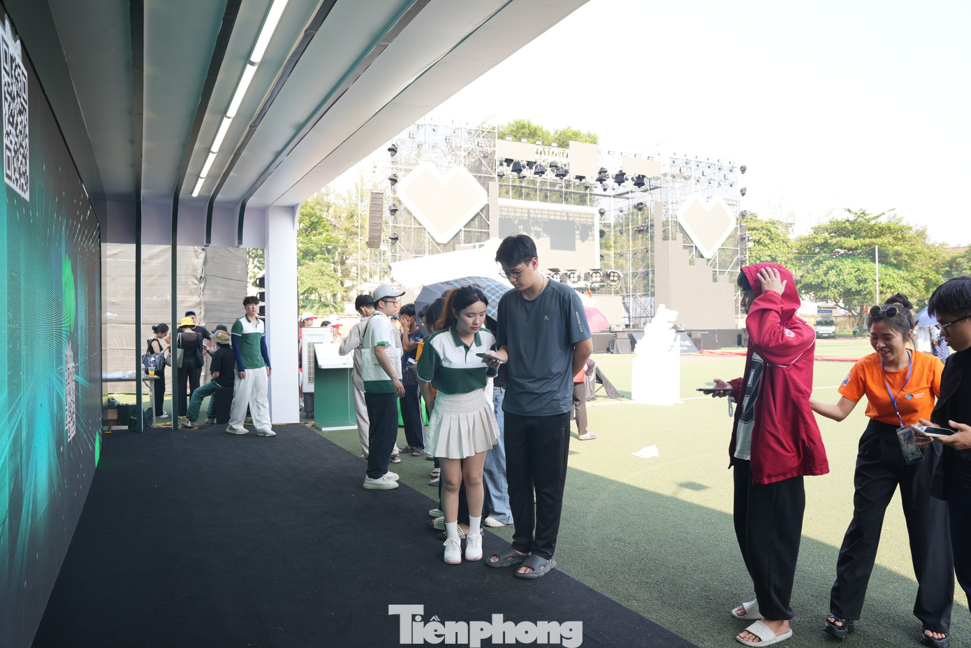 Bên cạnh công tác bảo vệ sự kiện, thượng úy Việt Anh còn cùng đồng đội đến trải nghiệm gian hàng của Vietcombank. Theo anh, hoạt động của gian hàng năm nay đã có sự thay đổi, để “bắt trend” xu hướng của các bạn trẻ và sinh viên hiện nay hơn, đó là việc kết hợp quét mã QR với chơi trò chơi, và có thêm những chương trình nhận thưởng. Đây là những điều mới mẻ thu hút anh và đồng đội.