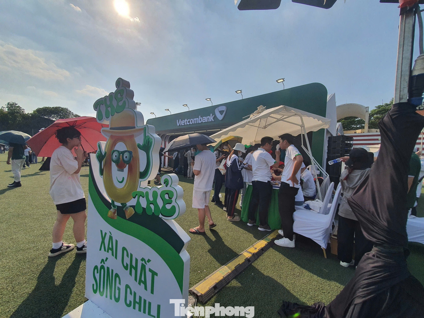 Ngoài ra, khi trải nghiệm các hoạt động tại gian hàng của Vietcombank, khách hàng sẽ có cơ hội nhận ưu đãi tại các gian hàng đối tác của Vietcombank như: Cellphones, điện máy Phong Vũ, Trung tâm tiếng Anh IMAP, trà Mộc An, nha khoa Thùy Anh… cùng hàng trăm quà tặng, hiện vật siêu hấp dẫn khác.