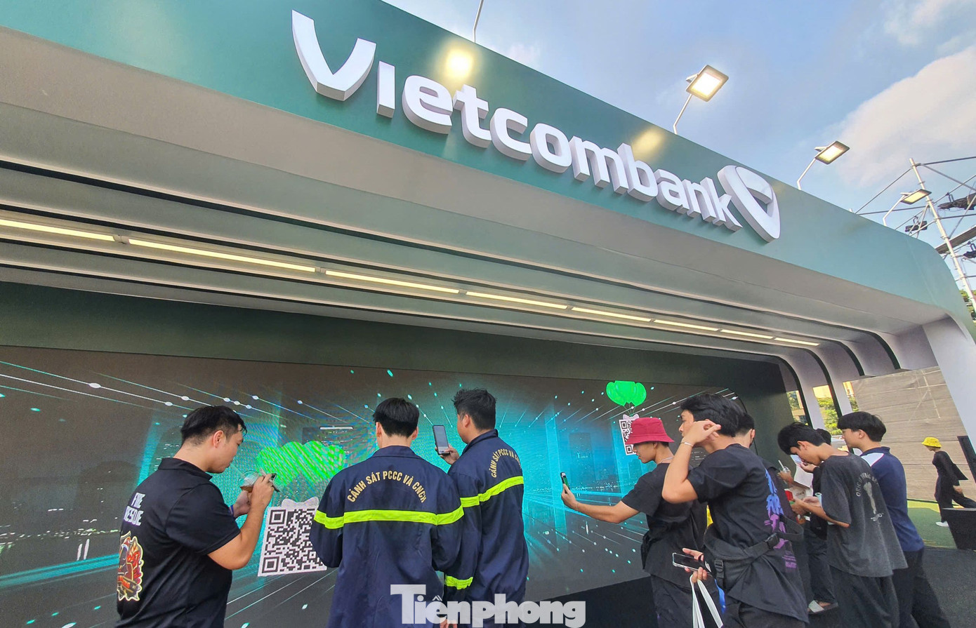 Bên cạnh công tác bảo vệ sự kiện, thượng úy Việt Anh còn cùng đồng đội đến trải nghiệm gian hàng của Vietcombank. Theo anh, hoạt động của gian hàng năm nay đã có sự thay đổi, để “bắt trend” xu hướng của các bạn trẻ và sinh viên hiện nay hơn, đó là việc kết hợp quét mã QR với chơi trò chơi, và có thêm những chương trình nhận thưởng. Đây là những điều mới mẻ thu hút anh và đồng đội.