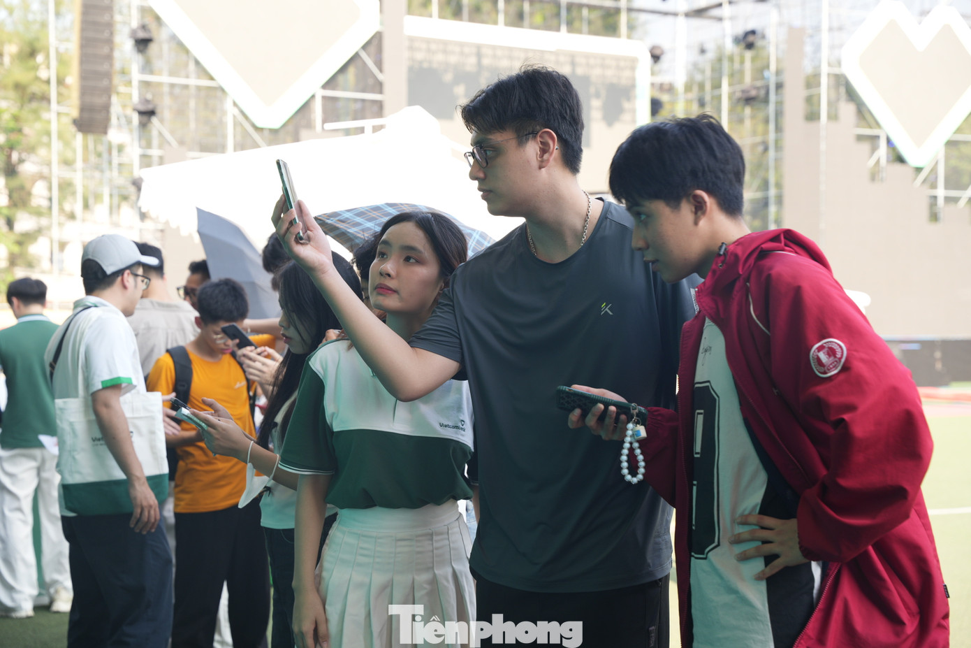 Ngoài ra, khi trải nghiệm các hoạt động tại gian hàng của Vietcombank, khách hàng sẽ có cơ hội nhận ưu đãi tại các gian hàng đối tác của Vietcombank như: Cellphones, điện máy Phong Vũ, Trung tâm tiếng Anh IMAP, trà Mộc An, nha khoa Thùy Anh… cùng hàng trăm quà tặng, hiện vật siêu hấp dẫn khác.