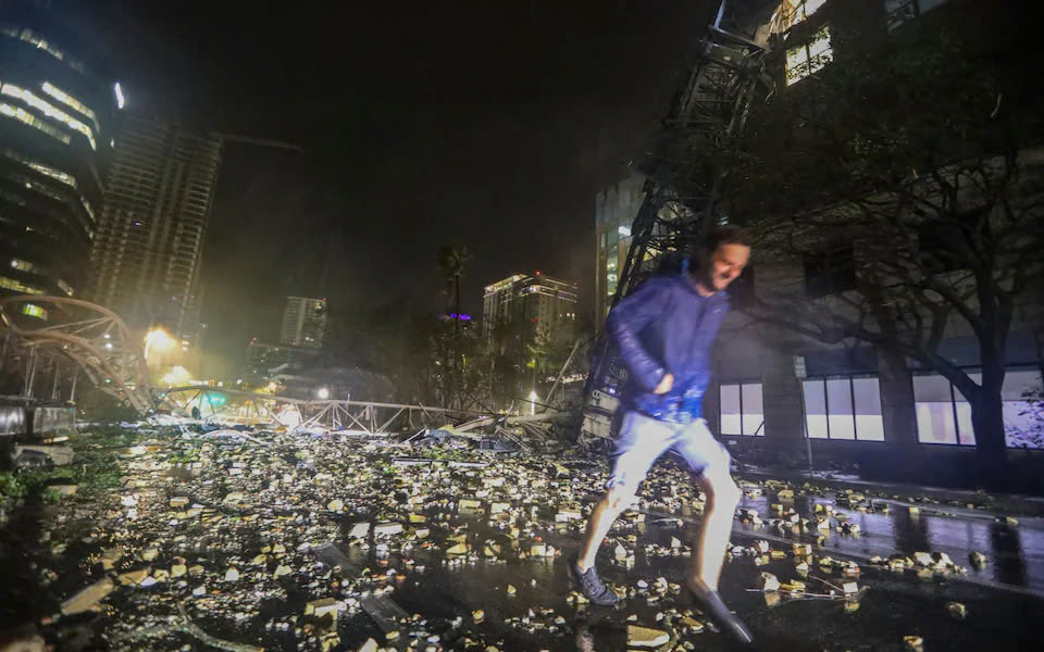 Chiếc cần cẩu bị sập ở St Petersburg, đã phá hủy một trong những tòa nhà cao nhất ở vịnh Tampa – một trong những điểm du lịch nghỉ dưỡng hàng đầu thế giới.