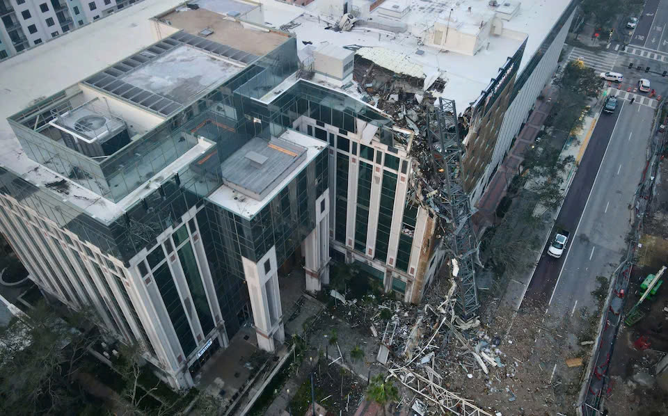 Chiếc cần cẩu bị sập ở St Petersburg, đã phá hủy một trong những tòa nhà cao nhất ở vịnh Tampa – một trong những điểm du lịch nghỉ dưỡng hàng đầu thế giới.