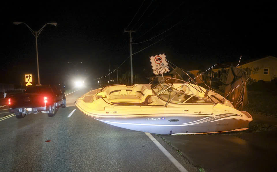 "Thật là siêu thực. Chúng tôi có một chiếc thuyền trên sân tennis. Chúng tôi có thuyền trong khu vực công viên, thuyền bên kia đường", Trợ lý quản lý thành phố Punta Gorda - Melissa Reichert nói với CNN.