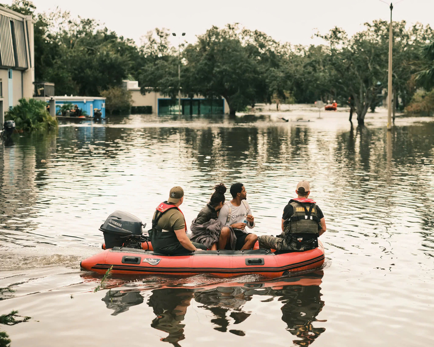 Hiện tại, mặc dù tâm bão Milton đã di chuyển khỏi Florida nhưng bang này vẫn đối mặt với nguy hiểm, bởi lũ lụt tràn từ sông do lượng mưa quá lớn. Ảnh: AP và AFP.