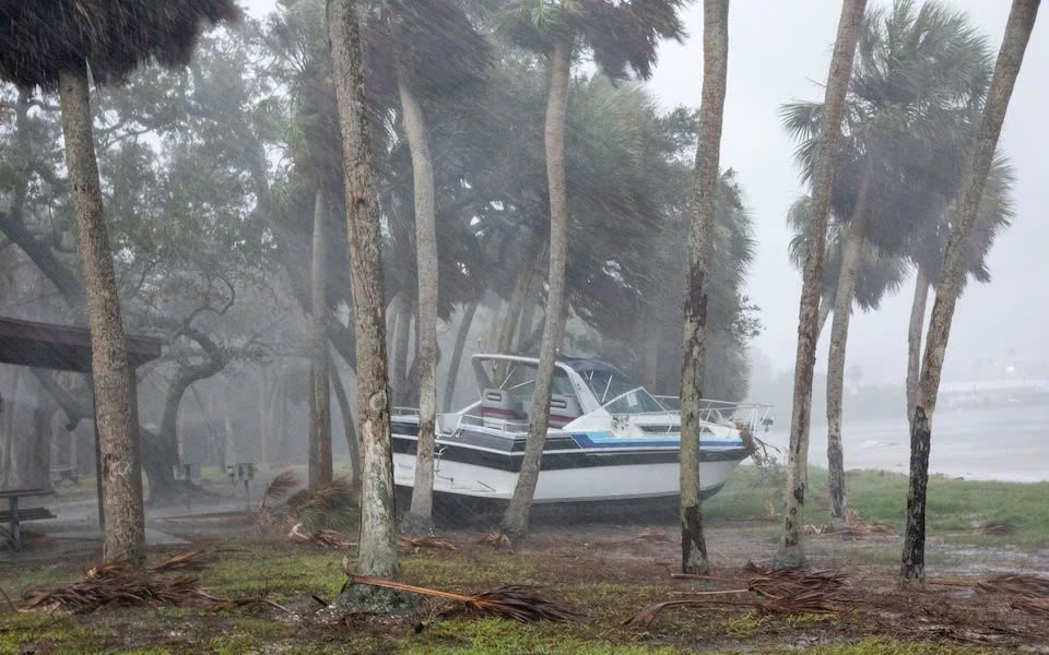 Một chiếc thuyền mắc cạn trong siêu bão Milton ở St. Petersburg, Florida. Ảnh: Bloomberg.