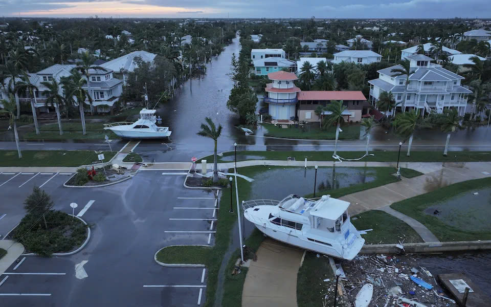 "Thật là siêu thực. Chúng tôi có một chiếc thuyền trên sân tennis. Chúng tôi có thuyền trong khu vực công viên, thuyền bên kia đường", Trợ lý quản lý thành phố Punta Gorda - Melissa Reichert nói với CNN.