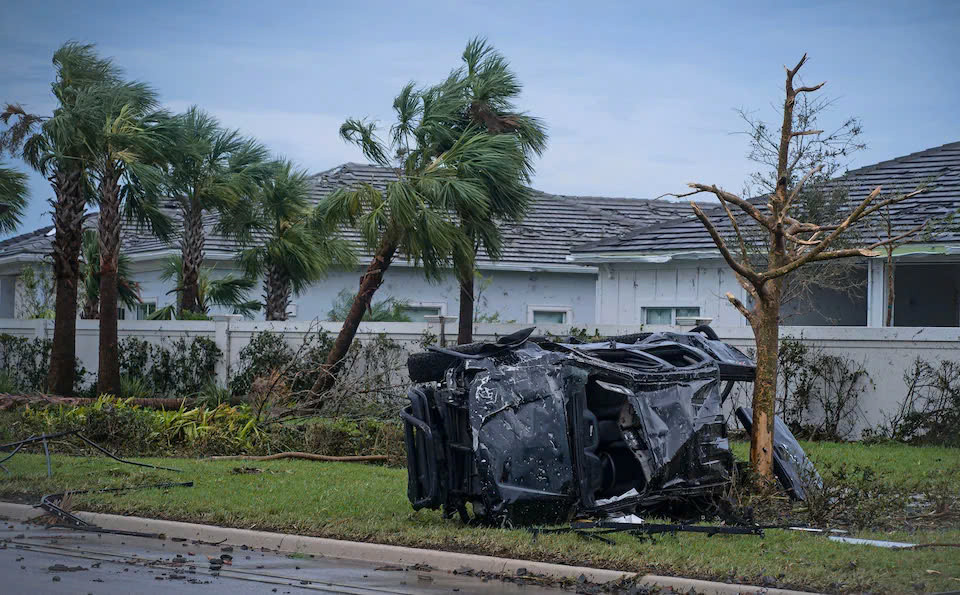 Được biết, sức gió 120 dặm/giờ của siêu bão Milton đã khiến hơn ba triệu ngôi nhà và công ty mất điện. Ảnh: Solent News & Photo Agency.