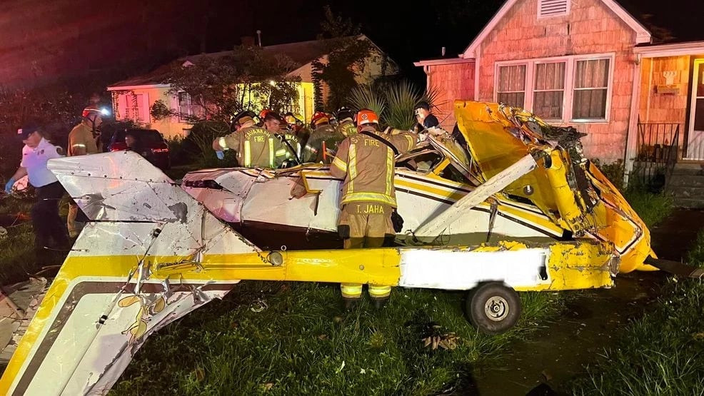 Hiện trường máy bay rơi xuống cửa một ngôi nhà khiến phi công tử vong. Ảnh: Cảnh sát Savannah. Hiện trường máy bay rơi xuống cửa một ngôi nhà khiến phi công tử vong. Ảnh: Cảnh sát Savannah.