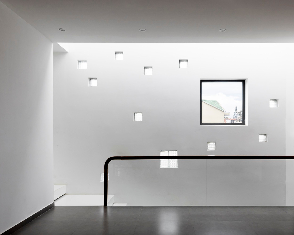 Thiết kế nội thất được chế tác hài hòa, với các chi tiết sọc hồng và trắng trên tủ quần áo và cửa hình vòm, tạo nên một không gian sống động nhưng vẫn đảm bảo chức năng cần thiết cho các hoạt động hàng ngày của trẻ.