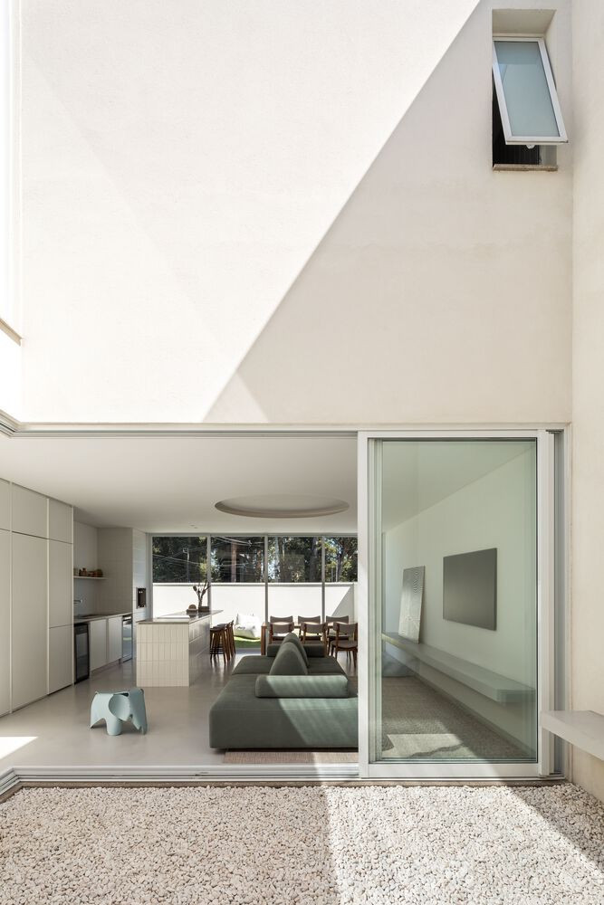 Ngôi mang xu hướng tối giản, nên các đồ trang trí không cần thiết được tiết chế.