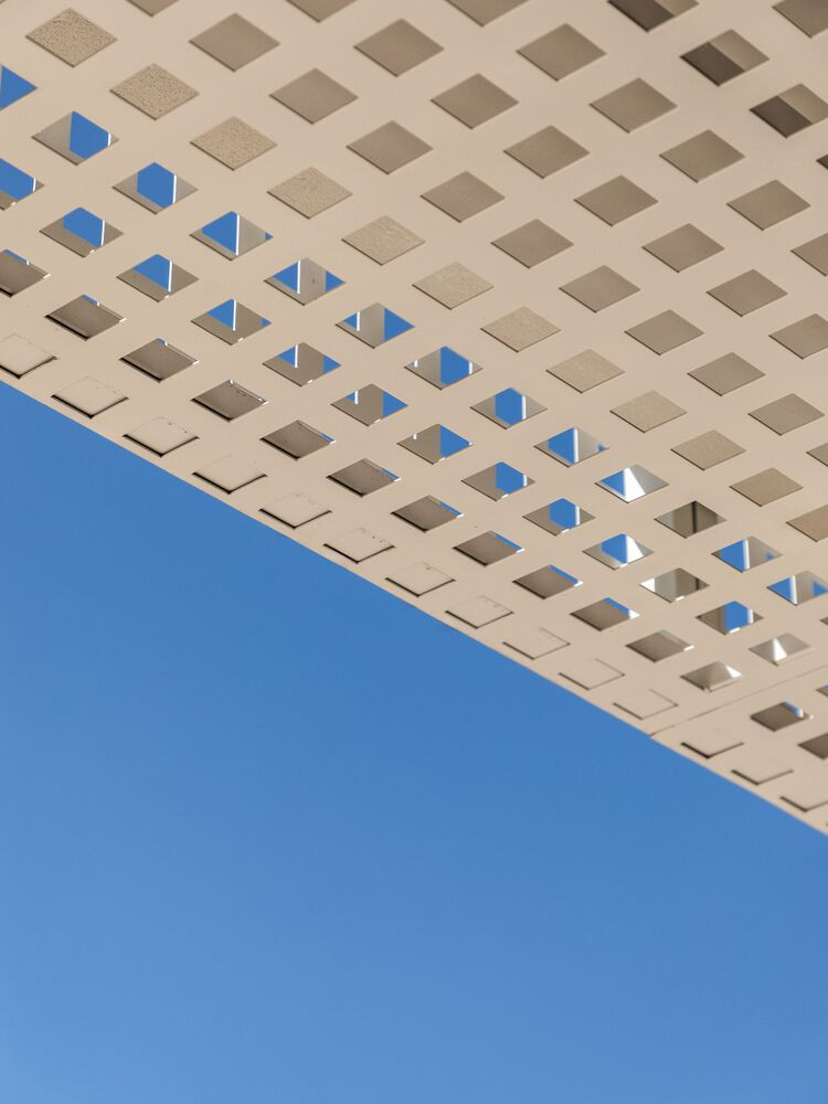 Với các lỗ nhỏ, lớp phủ đảm bảo khả năng bảo vệ khỏi ánh nắng mặt trời cho các mặt tiền theo hướng Đông- Tây.