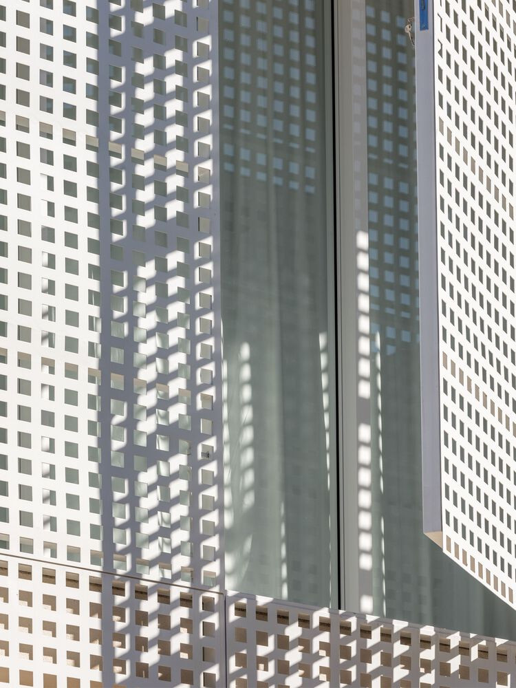 Tay nắm và cửa được ngụy trang, làm nổi bật ý tưởng về sự thống nhất và tinh khiết của khối lượng và mặt phẳng.