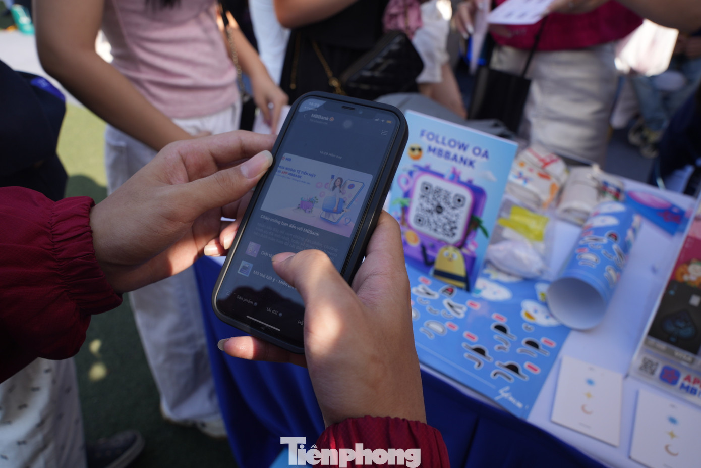 Khách hàng chỉ cần mở thẻ và kích hoạt thẻ thành công, sẽ nhận được 5 xu gắp thú, cộng với voucher 1K chè và kem.