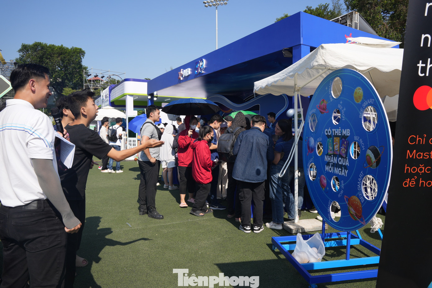 Tham gia trò chơi ném bóng (với điều kiện checkin có hashtag #MB, #MBHiCollection, #Chitieusieugiamgia), khách hàng sẽ nhận 1 lượt ném bóng với tần suất 1 lần/người, để nhận quà cực chất.