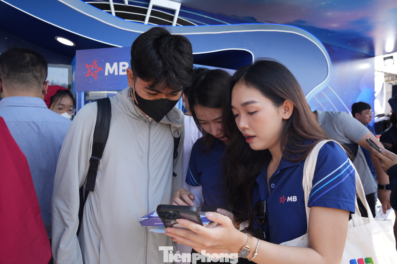 Khách hàng chỉ cần mở thẻ và kích hoạt thẻ thành công, sẽ nhận được 5 xu gắp thú, cộng với voucher 1K chè và kem.