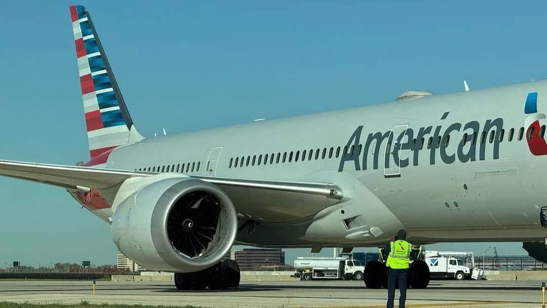 Cục Hàng không Liên bang Mỹ đang điều tra vụ việc container hàng hóa bị hút vào động cơ máy bay đang chạy trên đường băng. Ảnh: Aviation A2z. Cục Hàng không Liên bang Mỹ đang điều tra vụ việc container hàng hóa bị hút vào động cơ máy bay đang chạy trên đường băng. Ảnh: Aviation A2z.