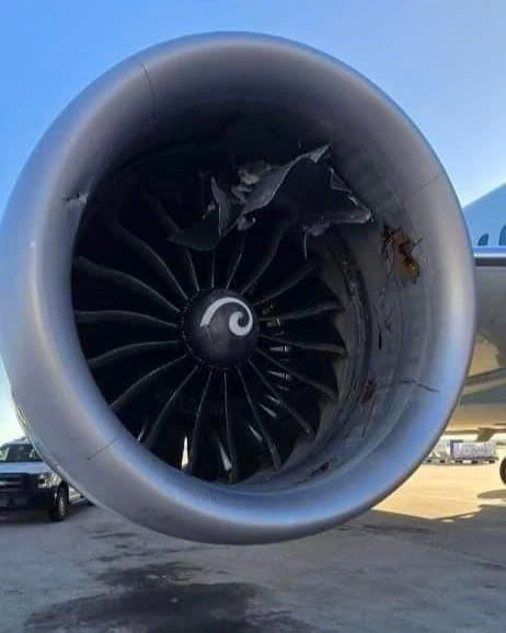 Động cơ của máy bay bị hư hỏng nặng sau khi hút một container hàng hóa vào bên trong. Ảnh: Aviation A2z. Động cơ của máy bay bị hư hỏng nặng sau khi hút một container hàng hóa vào bên trong. Ảnh: Aviation A2z.