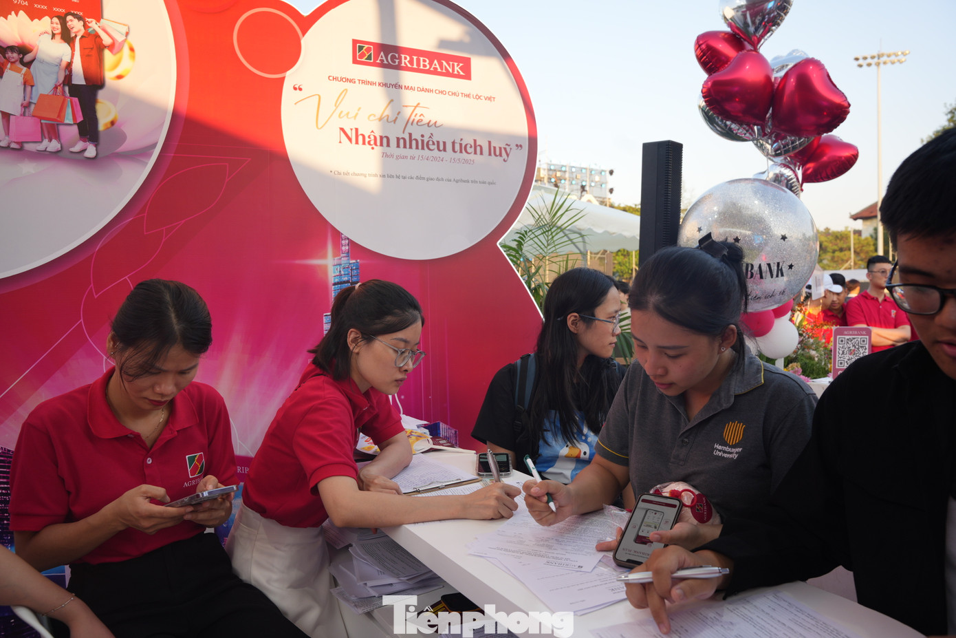 Năm nay, gian hàng của Agribank mang đến chuỗi trải nghiệm sản phẩm dịch vụ tiện ích như Thẻ Lộc Việt, Thẻ ghi nợ nội địa, ứng dụng Agribank Plus.