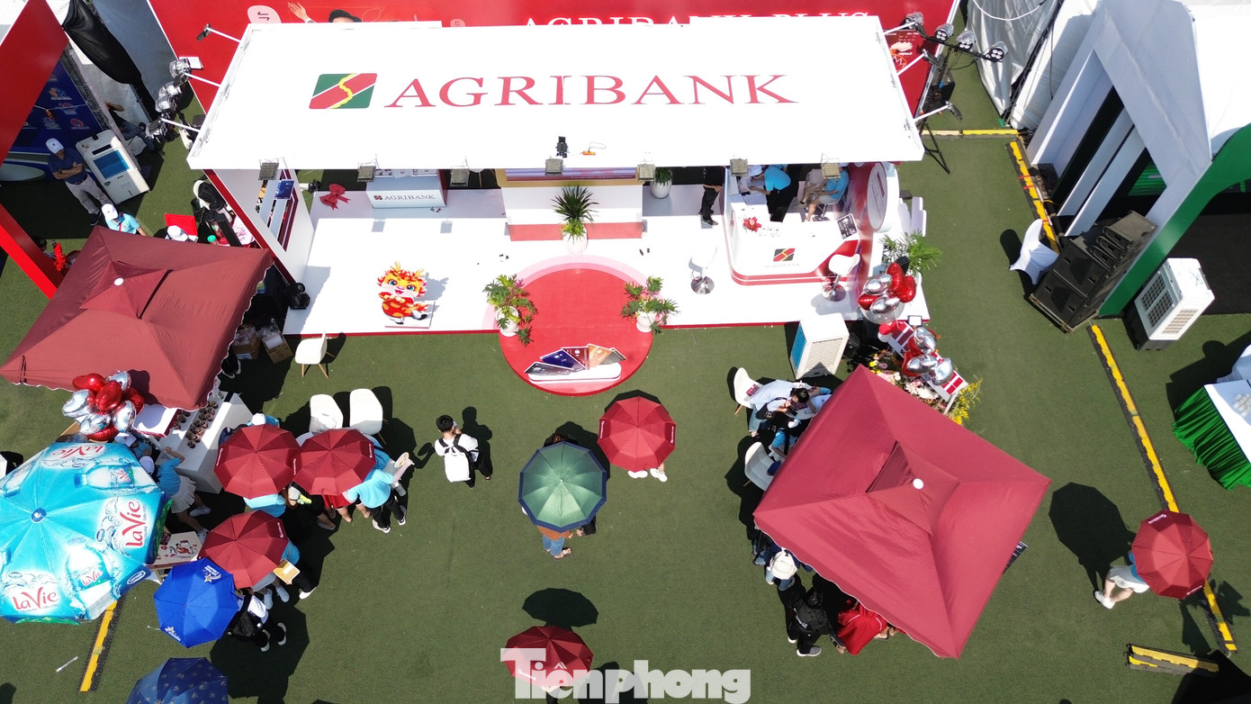 Là một trong những ngân hàng đi cùng Ngày Thẻ Việt Nam từ những ngày đầu tiên, do đó tại sự kiện Ngày Thẻ Việt Nam 2024 – Sóng Festival trên sân vận động Bách Khoa Hà Nội, gian hàng của Agribank tiếp tục là điểm đến quen thuộc của các khách hàng.