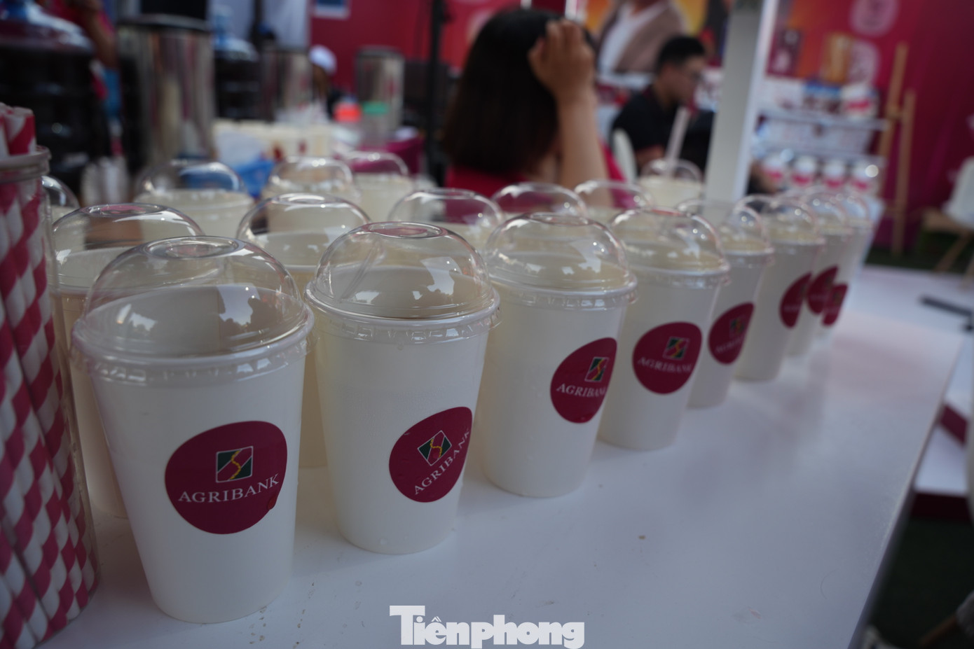 Chỉ cần check in tại gian hàng, tham gia minigame, trải nghiệm sản phẩm dịch vụ Agribank, khách hàng sẽ nhận được những phần quà xinh xắn như móc khoá, gấu bông, túi vải bảo vệ môi trường, áo mưa,...