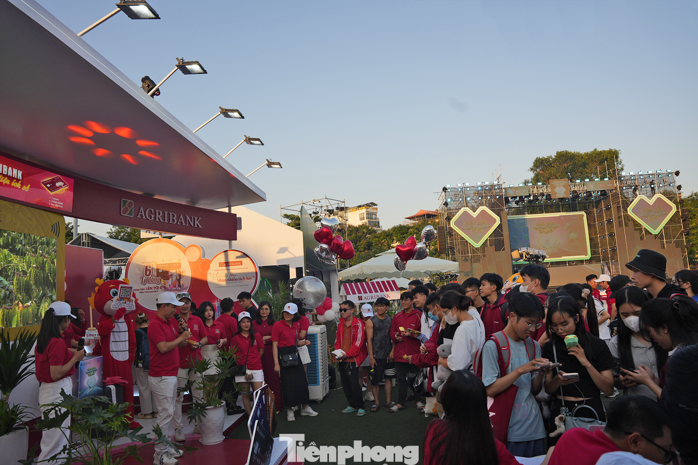Nhờ sự đầu tư về hình ảnh, các chương trình quà tặng hấp dẫn, gian hàng của Agribank tại Ngày Thẻ Việt Nam 2024 – Sóng Festival, trở thành một trong những địa điểm thu hút khách hàng đông nhất nhì sự kiện.