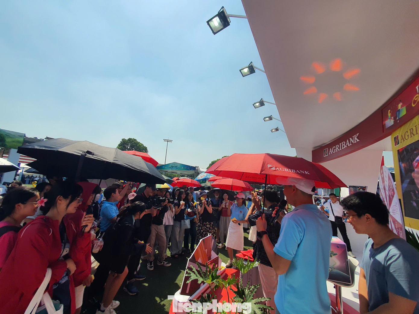 Nhờ sự đầu tư về hình ảnh, các chương trình quà tặng hấp dẫn, gian hàng của Agribank tại Ngày Thẻ Việt Nam 2024 – Sóng Festival, trở thành một trong những địa điểm thu hút khách hàng đông nhất nhì sự kiện.