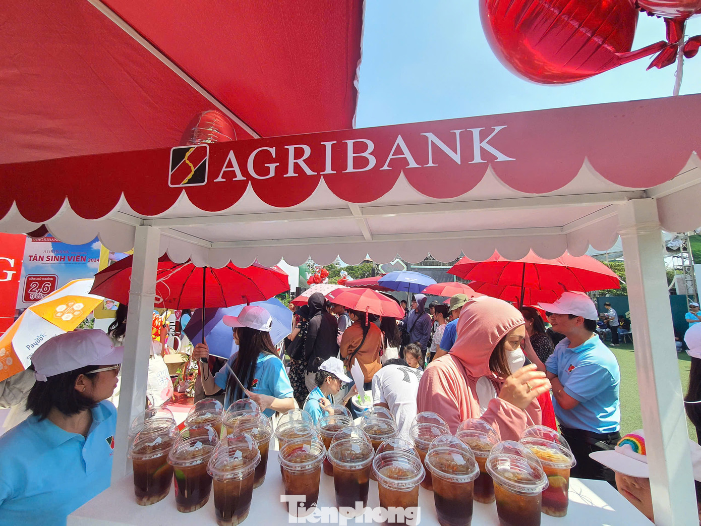 Theo đại diện gian hàng Agribank, tính đến 15h ngày 6/10, Ngày Thẻ Việt Nam 2024 – Sóng Festival đã trao tặng 3.000 ly nước cho các khách hàng khi check in, like fanpage, share post tại gian hàng. Tại sự kiện lần này, đã có 500 lượt mở thẻ/tài khoản và đổi quà tại gian hàng của Agribank.