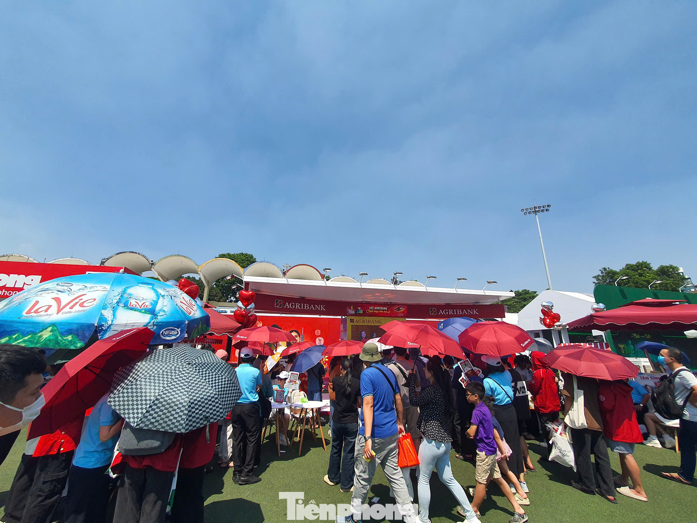 Theo đại diện gian hàng Agribank, tính đến 15h ngày 6/10, Ngày Thẻ Việt Nam 2024 – Sóng Festival đã trao tặng 3.000 ly nước cho các khách hàng khi check in, like fanpage, share post tại gian hàng. Tại sự kiện lần này, đã có 500 lượt mở thẻ/tài khoản và đổi quà tại gian hàng của Agribank.