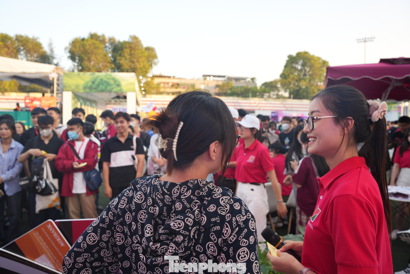 Vào khung giờ 11h và 16h của sự kiện, khách hàng sẽ được tham gia chương trình rút thăm trúng thưởng, với những món quà giá trị như vali du lịch, mũ bảo hiểm, bình giữ nhiệt.