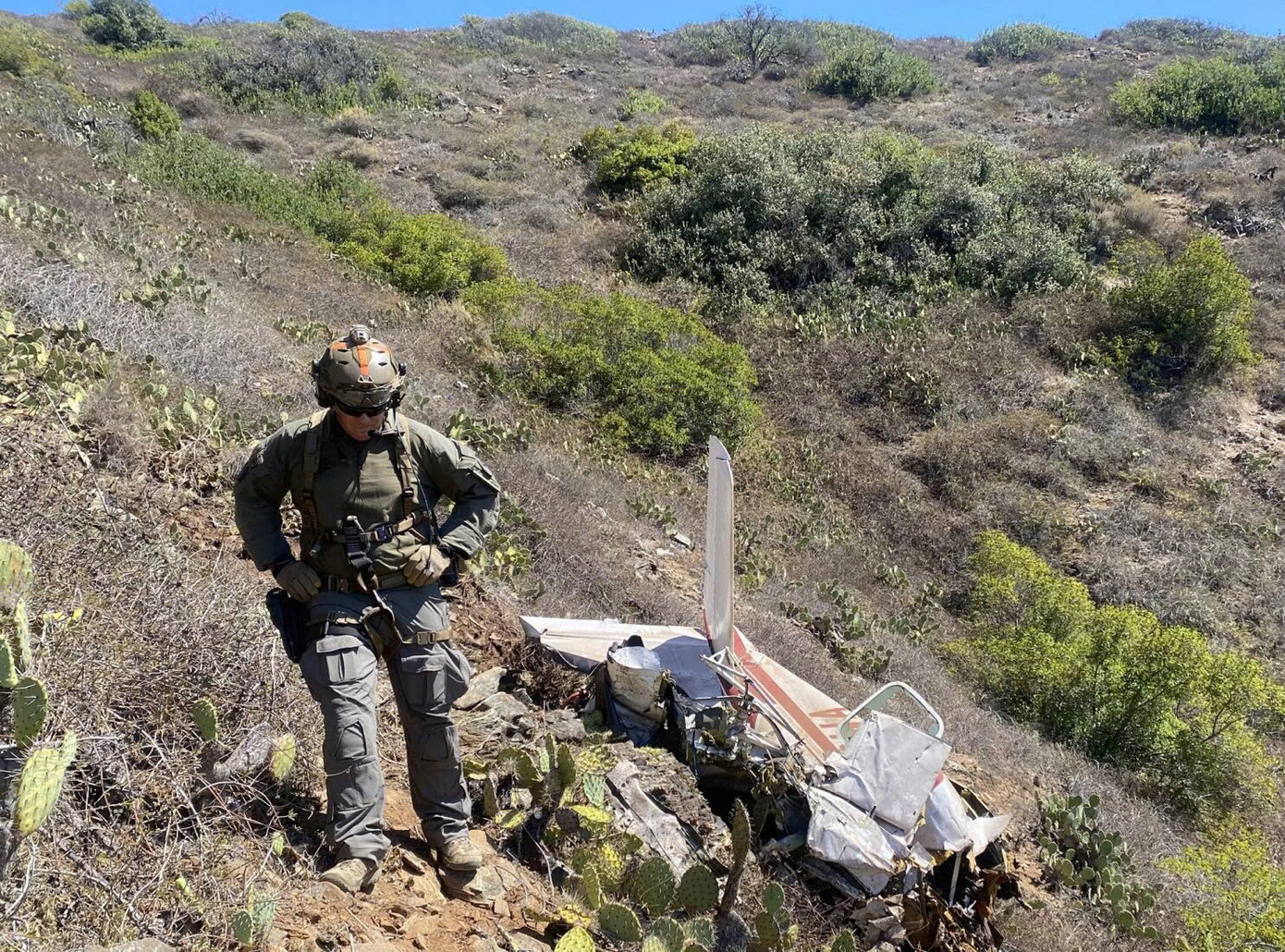 Hiện trường vụ tai nạn máy bay khiến 5 người chết trên đảo Santa Catalina. Ảnh: Cảnh sát hạt Los Angeles.