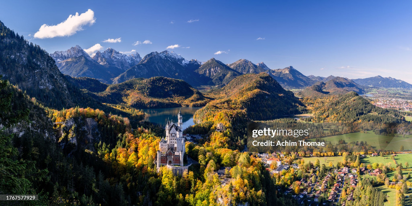 Lâu đài Hohenschwangau nằm hoàn toàn trên một ngọn núi, xung quanh là quang cảnh thiên nhiên đầy ngoạn mục. Ảnh: Getty.