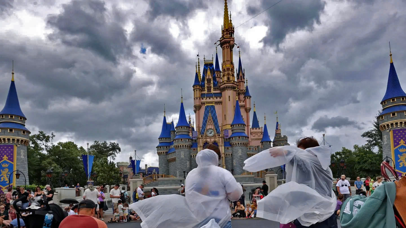 Khách tham quan Walt Disney World phải mặc áo mưa khi các dải thời tiết từ cơn bão Helene di chuyển qua hồi cuối tháng 9. Ảnh:Fobers. Khách tham quan Walt Disney World phải mặc áo mưa khi các dải thời tiết từ cơn bão Helene di chuyển qua hồi cuối tháng 9. Ảnh:Fobers.