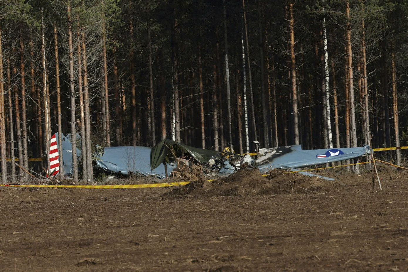 Hiện trường nơi chiếc máy bay T-6 Texan bị rơi và bốc cháy ở miền nam Phần Lan khiến hai phi công Đức tử vong . Ảnh: AP.