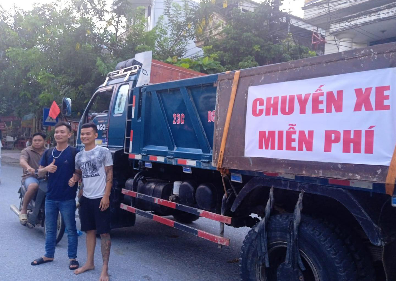 Trong khi đó, anh Hoàng Trọng Minh (huyện Bắc Quang) đã dùng chiếc xe ben của mình thực hiện những chuyến xe 0 đồng để chở du khách và đồ đạc đến địa điểm an toàn.